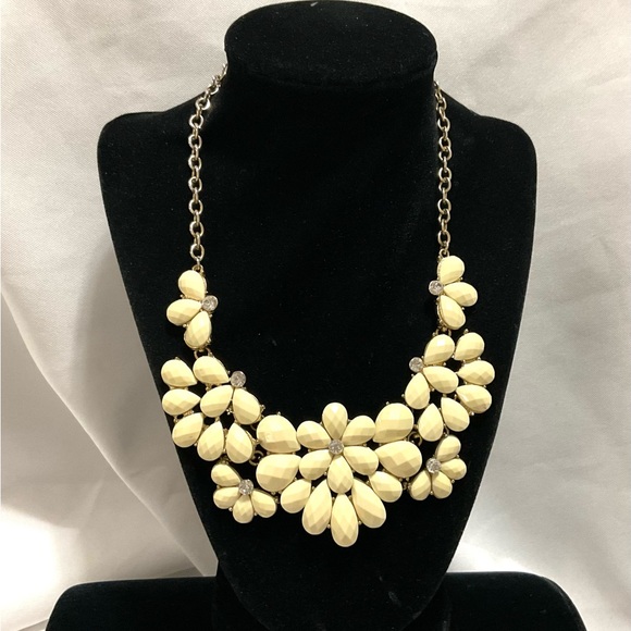 Vintage Flowered Necklace Jewelry - VINTAGE FLOWER SHAPED FACETED ACRYLIC NECKLACE